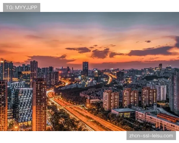 大雨中，深圳队工作人员为场边摄影记者紧急搭建防雨棚